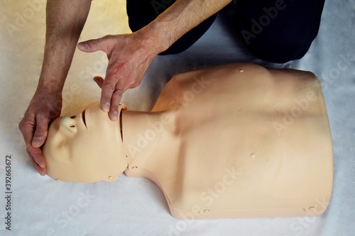 Sanitario enseñando maniobra frente mentón