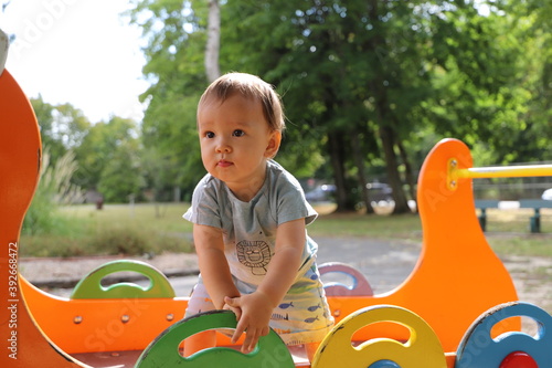 Enfant garçons un an joue dans un parc