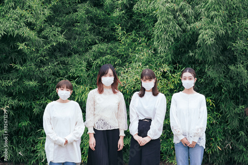 屋外でマスクを装着する日本人女性4人