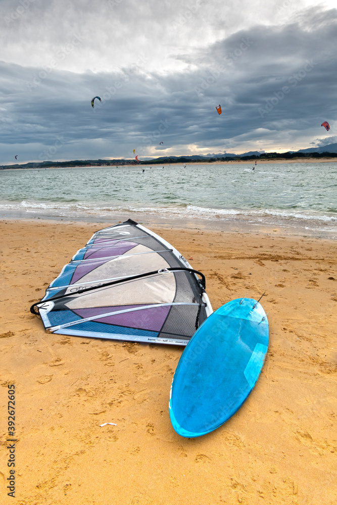 kite surfing y wind surfing en la bahía de Santander