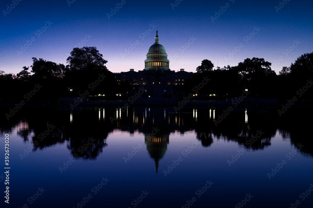 Obraz premium The United States Capitol in Washington DC at Sunrise