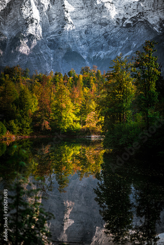 Fototapeta Naklejka Na Ścianę i Meble -  Ödsee in den Alpen im Herbst