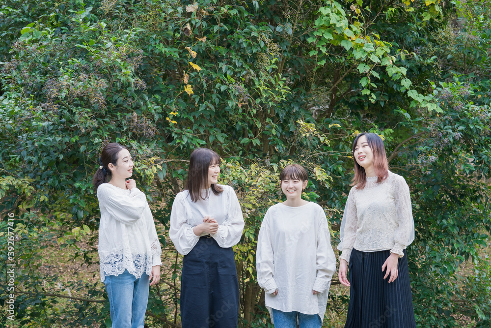 談笑する日本人女性4人