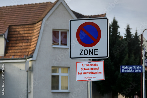 Ein Hinweisschild zum Gebiet mit Afrikanischer Schweinepest