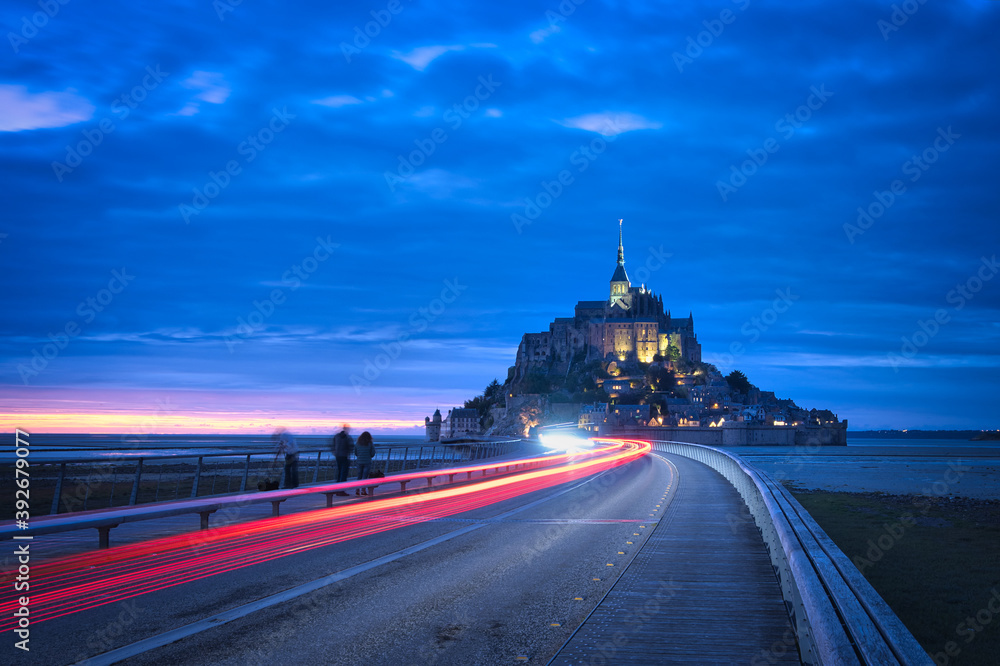 Brücke mit Leuchtstreifen zum Mont-Saint-Michel, Normandie, Frankreich
