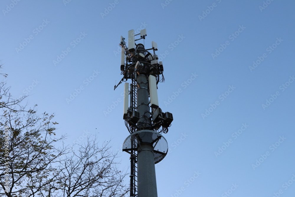 Antenne de téléphonie mobile 4G, ville de Corbas, France Antenne de téléphonie mobile 4G, ville de Corbas, France