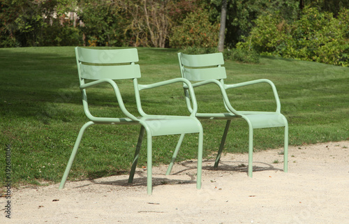Deux chaises dans un parc