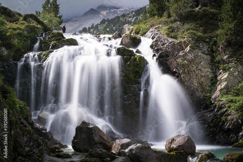 Wasserfall am Río Ésera in den Pyrenäen, Spanien