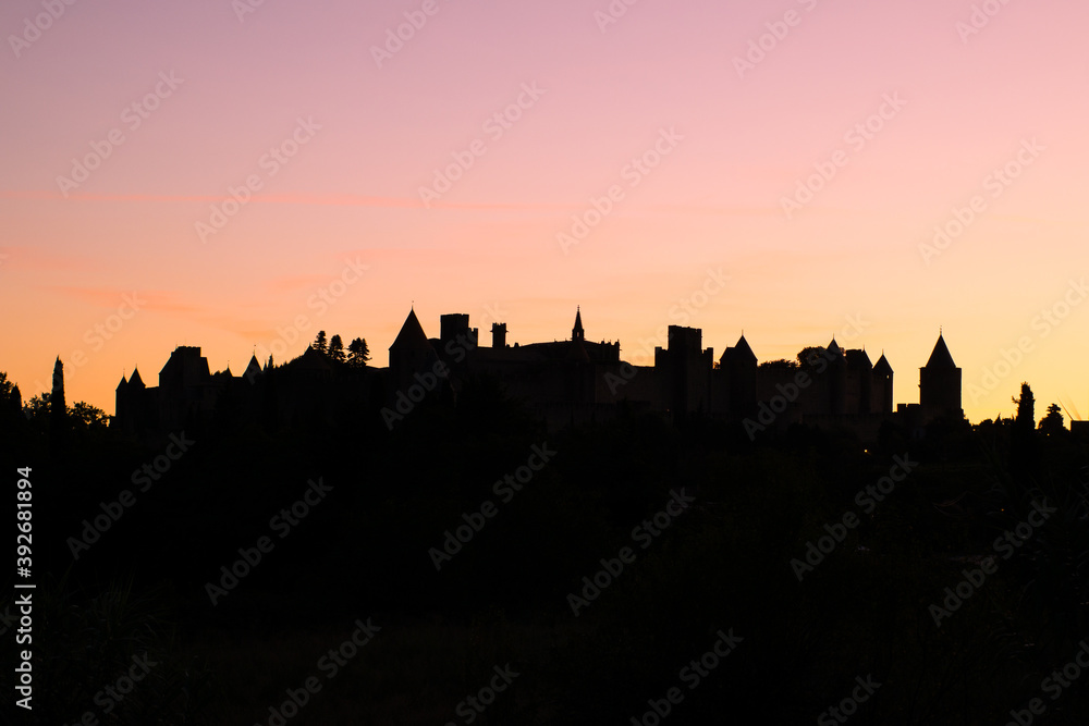 Silhouette von Carcassonne im Abendlicht, Frankreich