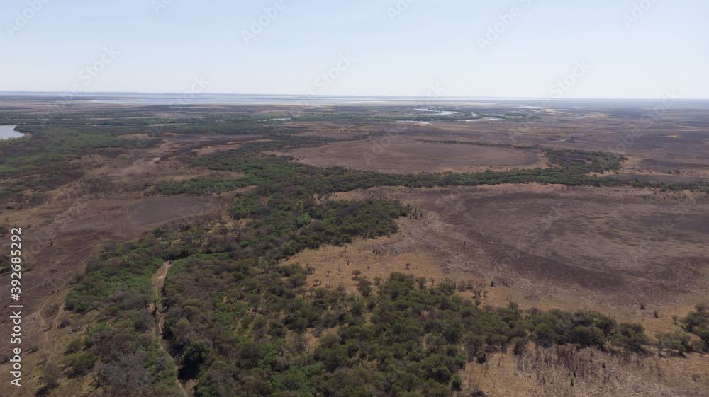 Fotografia aerea de las islas de Santa Fe - Argentina con partes incendiadas, oasis y una gran vegetación 