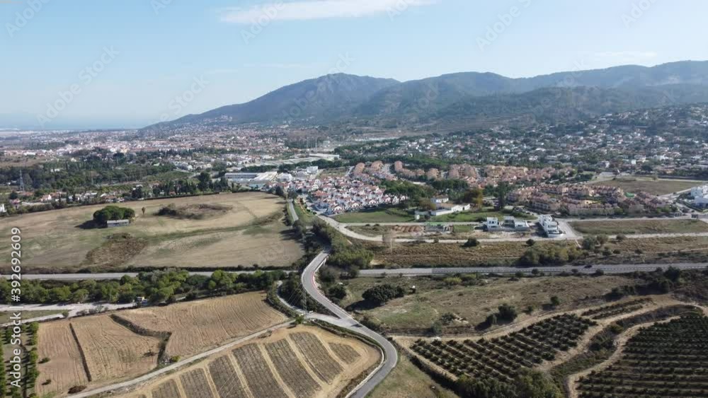 Dron acercándose a núcleo urbano Dron acercándose a núcleo urbano