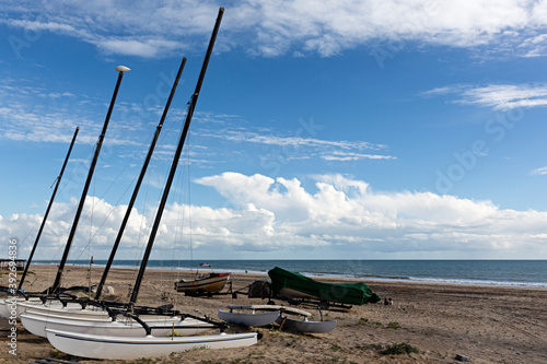 Barcas aparcadas en la playa.