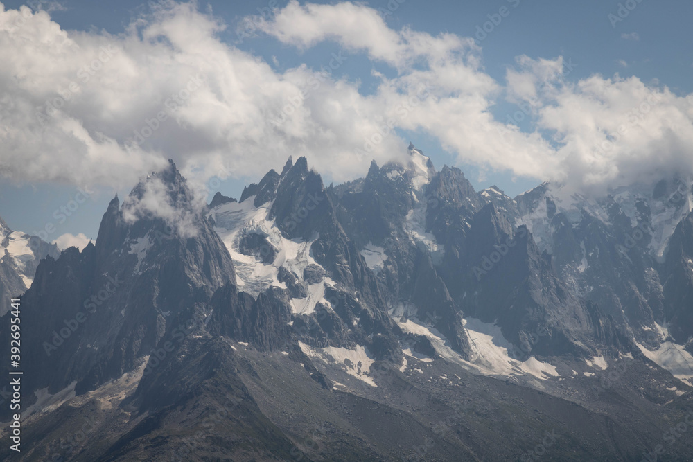 Chaîne de montagnes enneigées de Chamonix - Mont - Blanc, dans les Alpes françaises