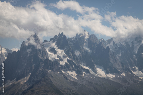 Chaîne de montagnes enneigées de Chamonix - Mont - Blanc, dans les Alpes françaises © Benoît
