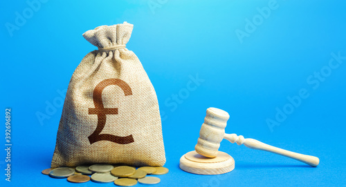 Foto British pound sterling money bag and judge's gavel