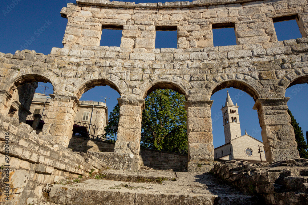 vue sur les arches de l'arène de pula en Croatie