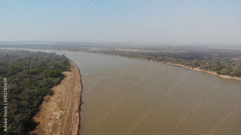 Laguna con costas cercanas 
created by dji camera