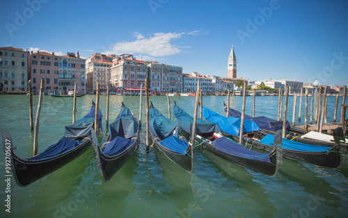 Les canaux de Venise en Italie: bateaux et gondoles sur l'eau © jef 77