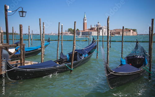 Les canaux de Venise en Italie: bateaux et gondoles sur l'eau