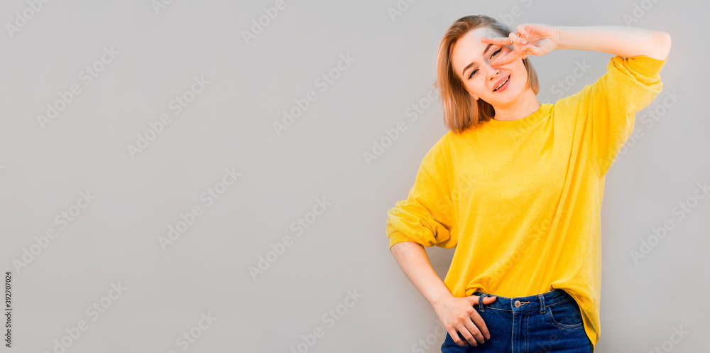 Φωτογραφία Portrait of cute sweet gorgeous nice lady with her blond hairstyle she give v-si