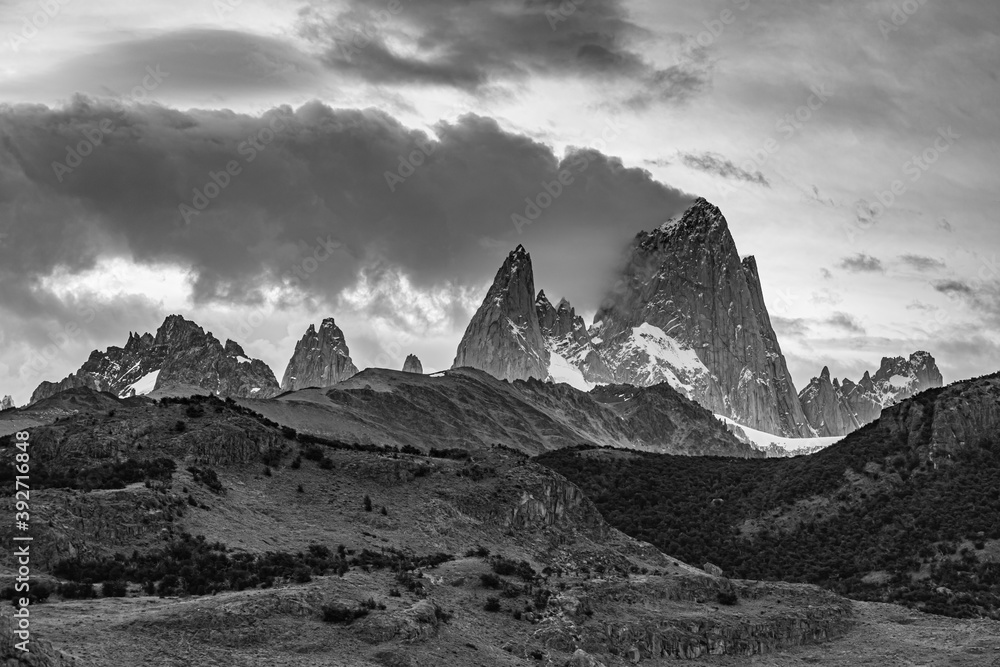 vista de cerros y montañas en blanco y negro. Chalten, Rio Negro - Argentina 
