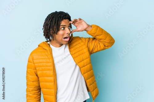 Cuadro en lienzo Young mixed race man looking far away keeping hand on forehead.