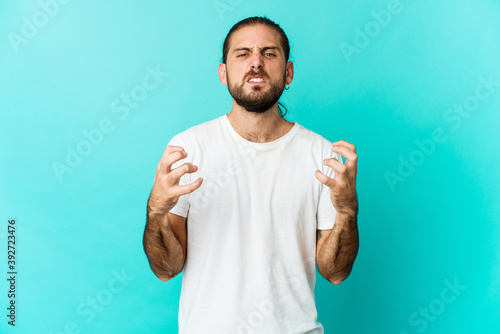 Foto Young man with long hair look upset screaming with tense hands.