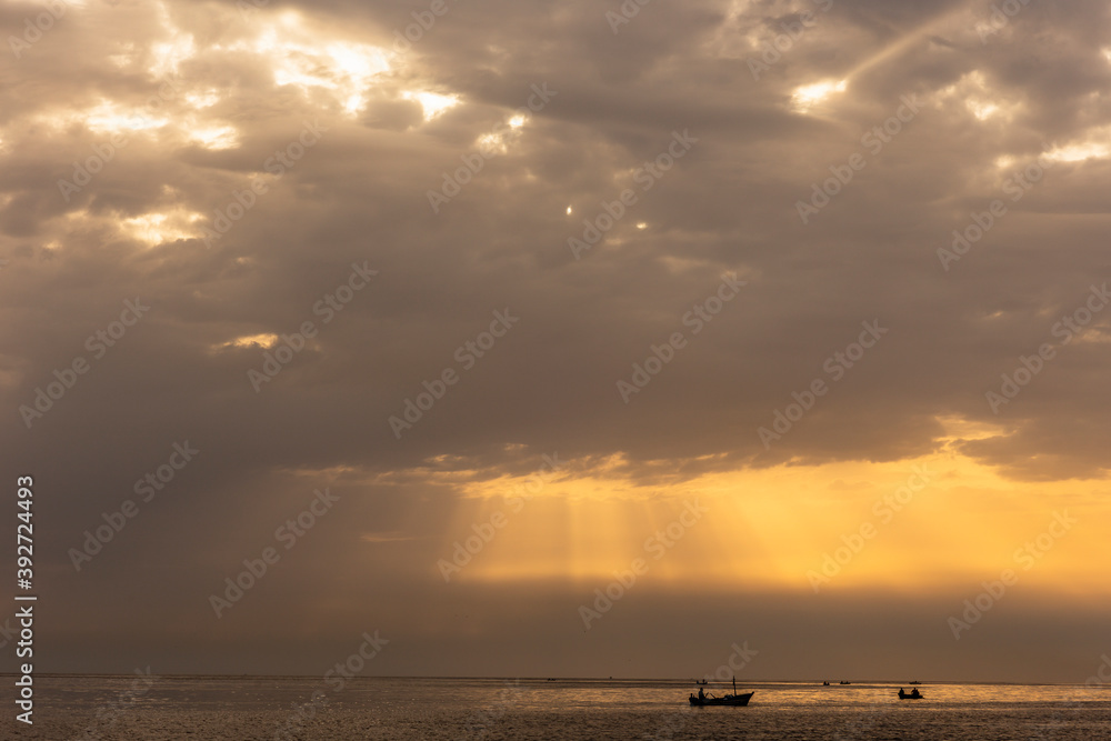 Sonnenaufgang über dem Meer bei Palermo in Sizilien Sonnenaufgang über dem Meer bei Palermo in Sizilien