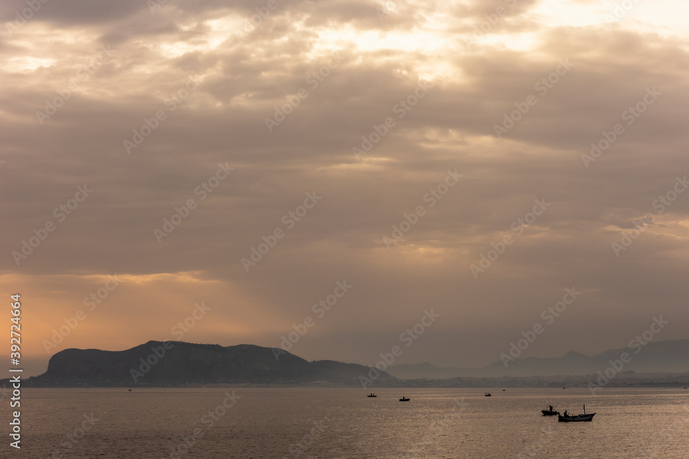 Sonnenaufgang über dem Meer bei Palermo in Sizilien Sonnenaufgang über dem Meer bei Palermo in Sizilien