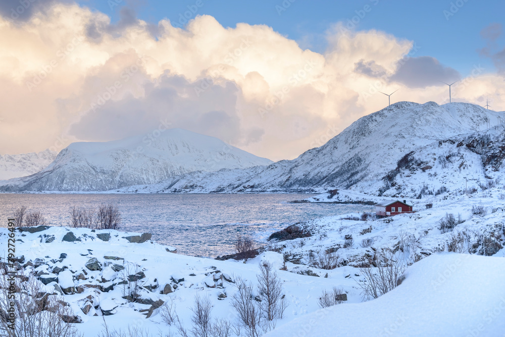 Paisaje nevado en el ártico. Sommaroy, Nordland, Noruega