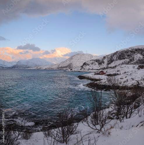Paisaje nevado en el ártico. Sommaroy, Nordland, Noruega © gurb101088
