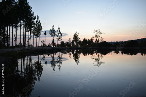 Paisaje natural de espejo de laguna y anochecer del cielo