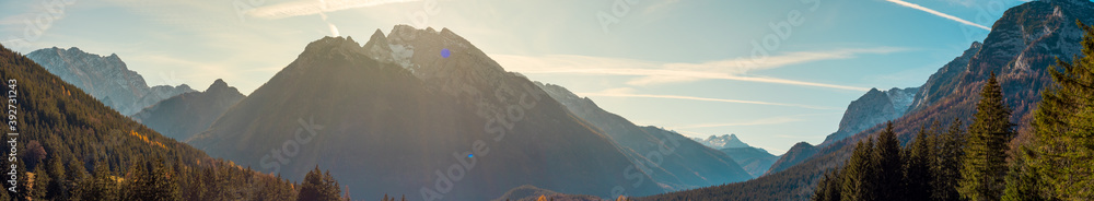 Hochkalter und die Berchtesgadener Alpen an einem sonnigen Tag im Herbst 
