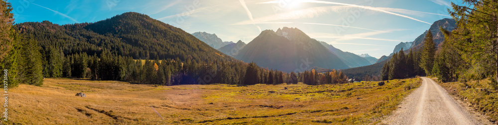Hochkalter und die Berchtesgadener Alpen an einem sonnigen Tag im Herbst Hochkalter und die Berchtesgadener Alpen an einem sonnigen Tag im Herbst