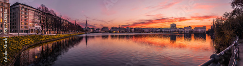 Hamburg Alster Panorama mit wunderschönem Sonnenuntergang