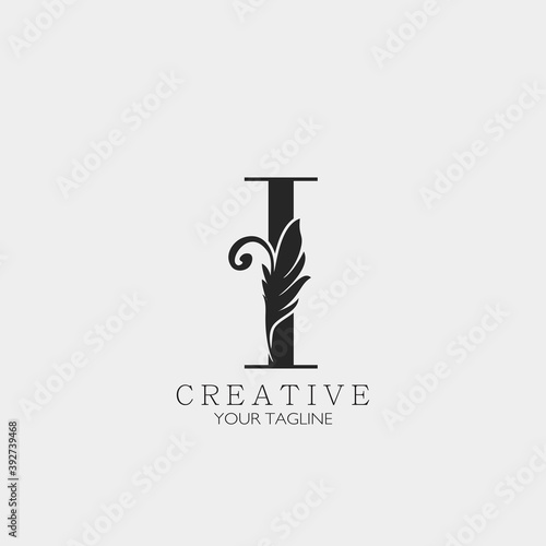 I Letter Minimalist Initial Nature Tropical Leaf logo Icon, monogram vector design concept nature vintage luxury.