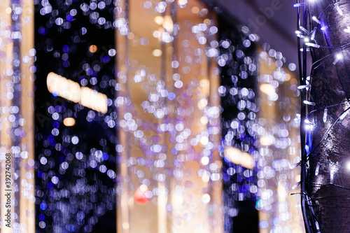 ショーウィンドーのガラスに映りこむクリスマスライトアップ