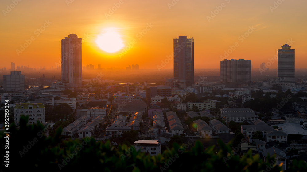 Obraz premium Panorama view of panoramic city views, overlooking a wide range of high-rise buildings, blurred breezes, residential distribution (condominiums, offices, expressways)