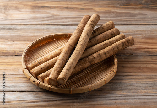 Tableau sur toile A burdock on a wooden board background