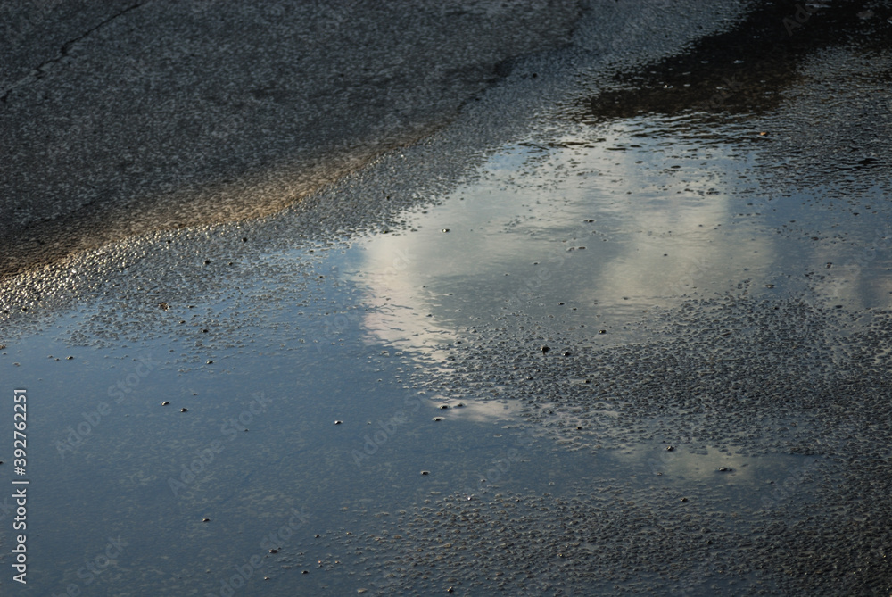 Obraz premium 水たまり アスファルト