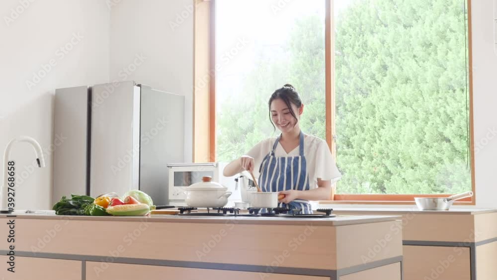 料理する女性 料理する女性