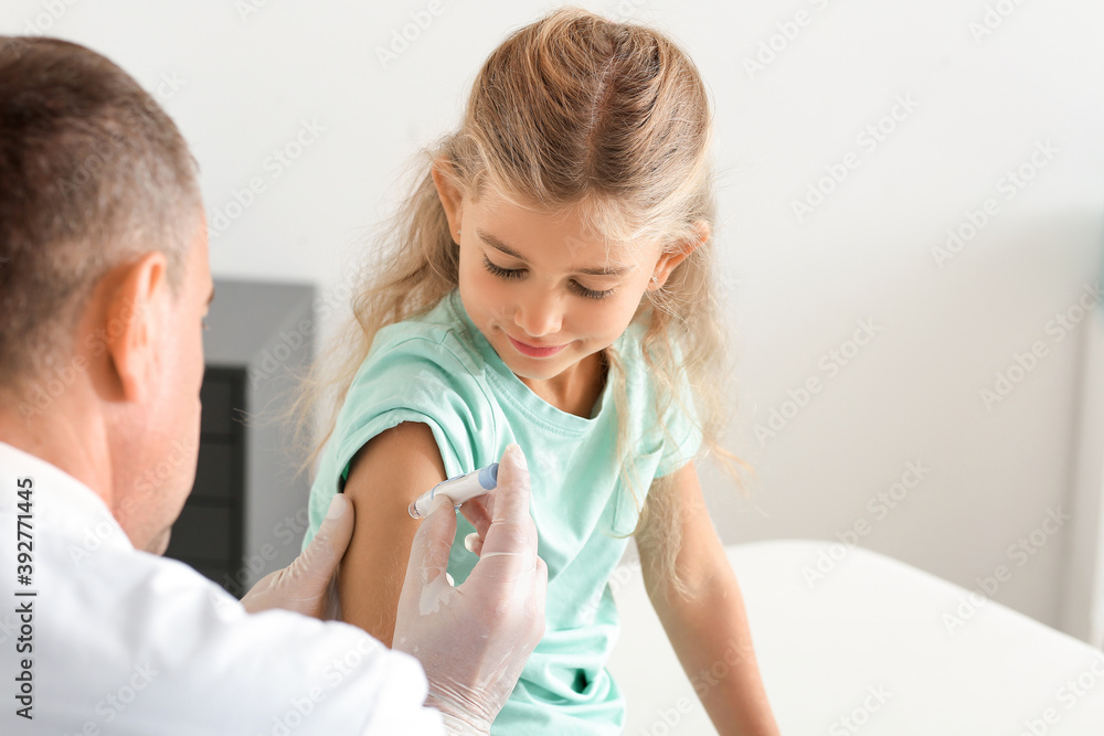 Fototapeta premium Doctor giving diabetic girl insulin injection in clinic