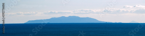 水平線に横たわる初島の島影／江ノ島から