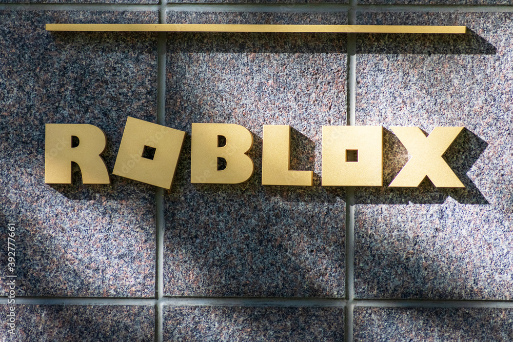 Logotipo Roblox No Chão De Madeira Contra a Parede Imagem de Stock
