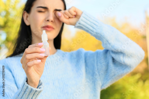 Young allergic woman with e...