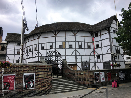Φωτογραφία The Globe theatre in London