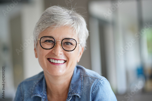 Φωτογραφία portrait of a beautiful smiling 50-year-old woman with white hair