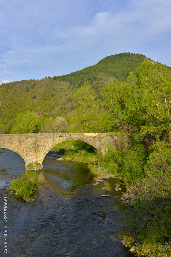 Le pont du Tarn à Florac (48400) enjambe la rivière, Lozère en Occitanie, France