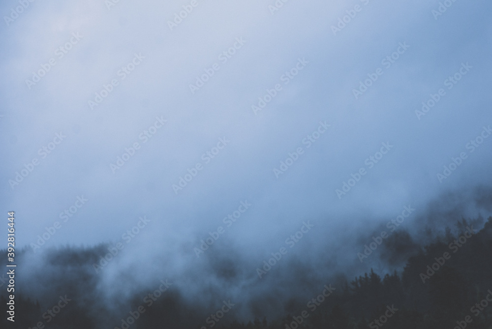 Niebla y nubes misteriosas Niebla y nubes misteriosas