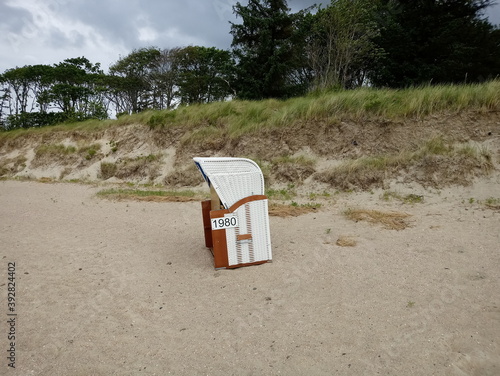 Einsamer Strandkorb auf Föhr 1